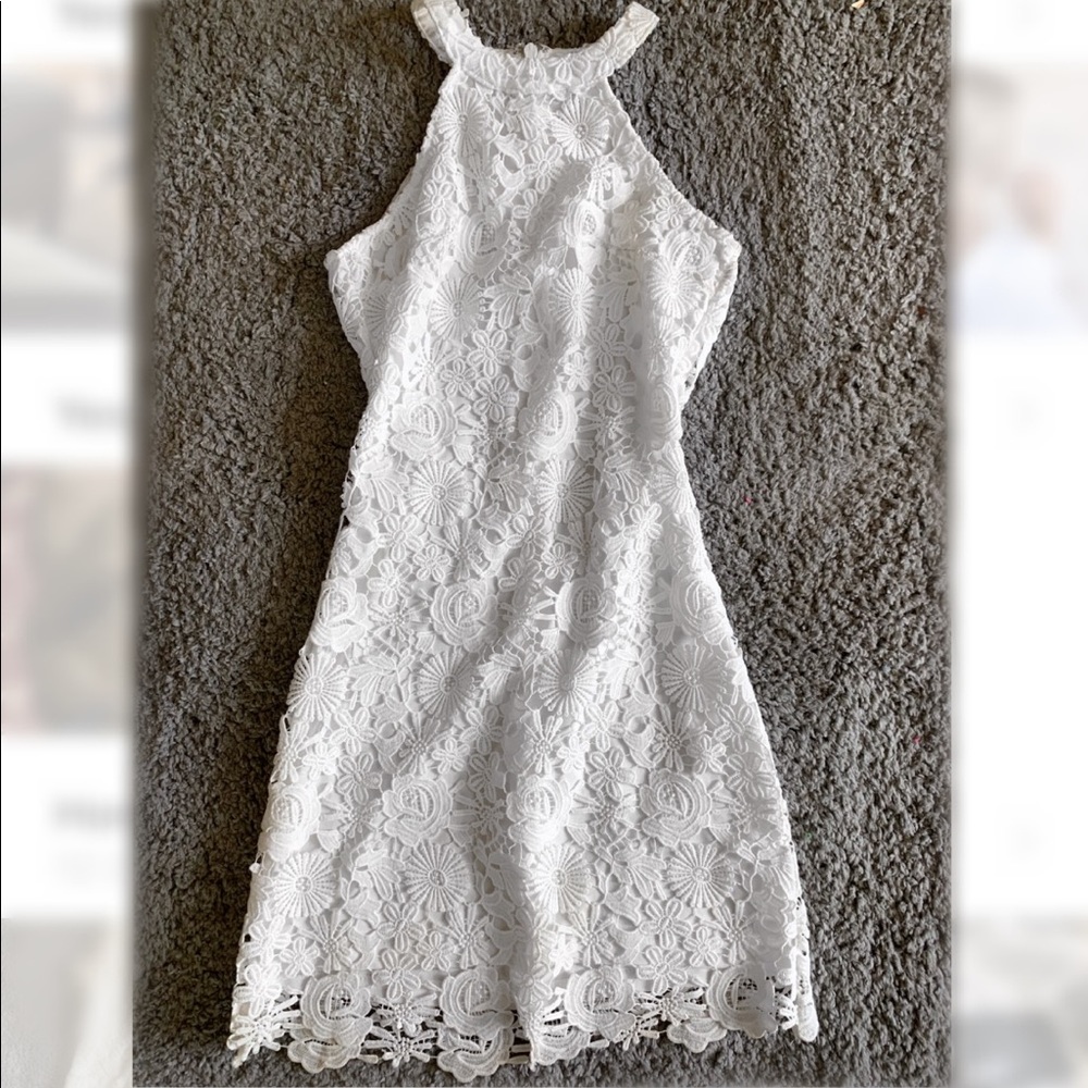 Fitted ivory lace dress from Lulu’s